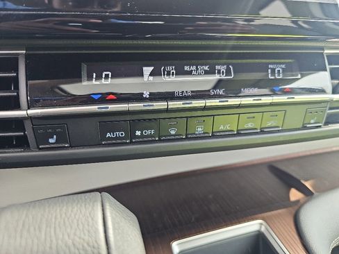 Used 2024 Toyota Sienna XLE AWD/4WD image 17