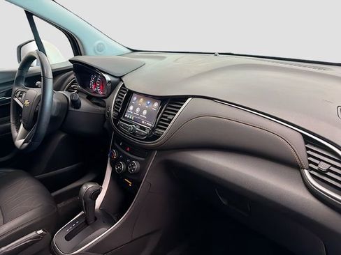 Certified 2022 Chevrolet Trax LT w/ LT Convenience Package image 25