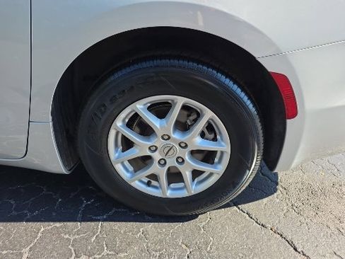 Used 2024 Chrysler Pacifica Touring-L image 21