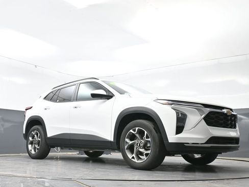 Used 2025 Chevrolet Trax LT FWD image 52