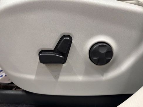 Used 2019 Jeep Cherokee Limited image 28