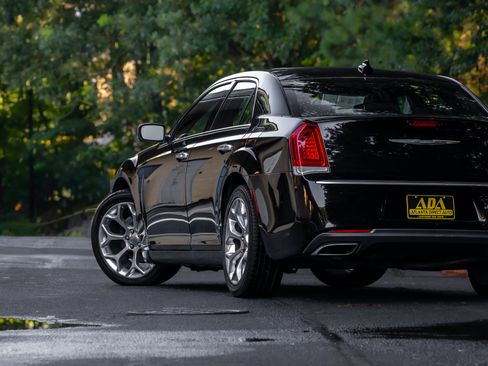 Used 2016 Chrysler 300 C Platinum RWD image 27