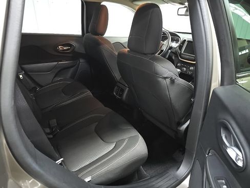 Used 2016 Jeep Cherokee Latitude w/ Cold Weather Group AWD/4WD image 17