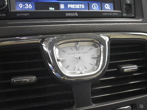 Used 2015 Chrysler Town & Country Touring w/ Driver Convenience Group image 35