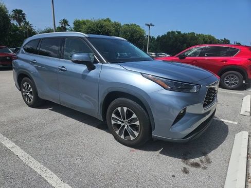 Used 2022 Toyota Highlander XLE FWD image 1