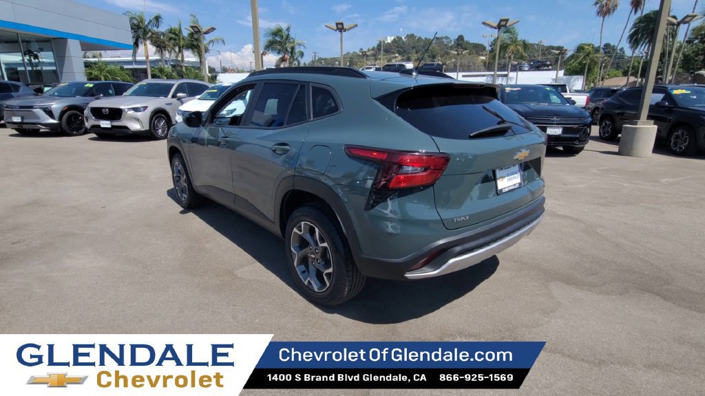 Used 2025 Chevrolet Trax LT FWD image 6