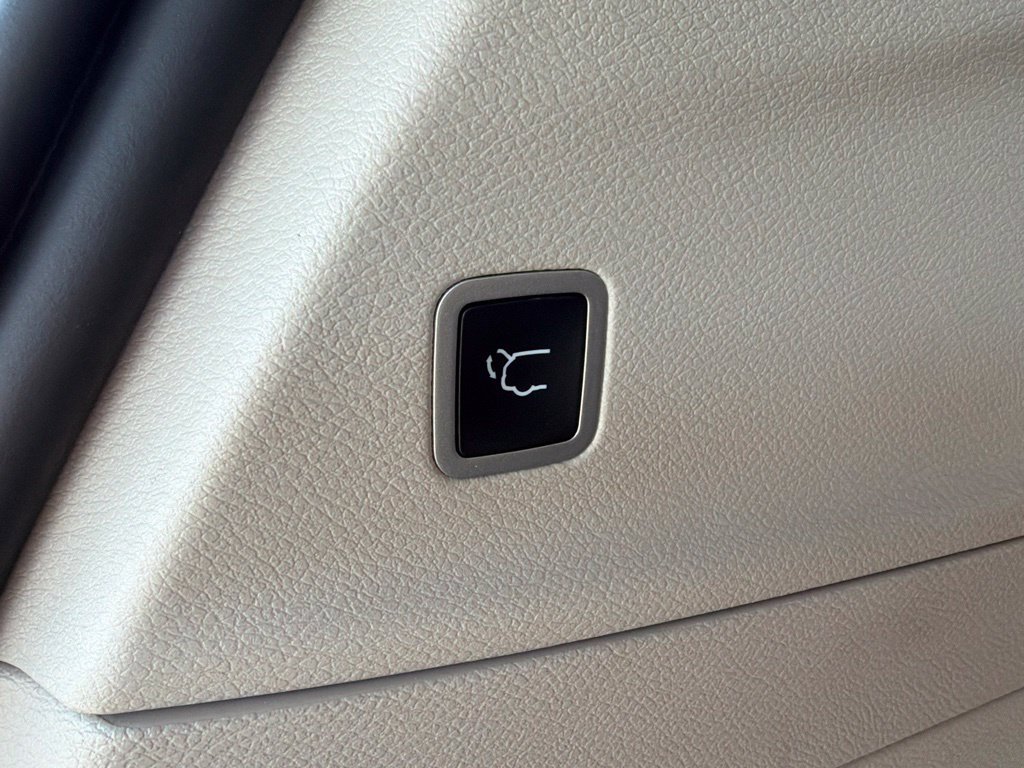 Used 2023 Chrysler Pacifica Limited FWD image 25