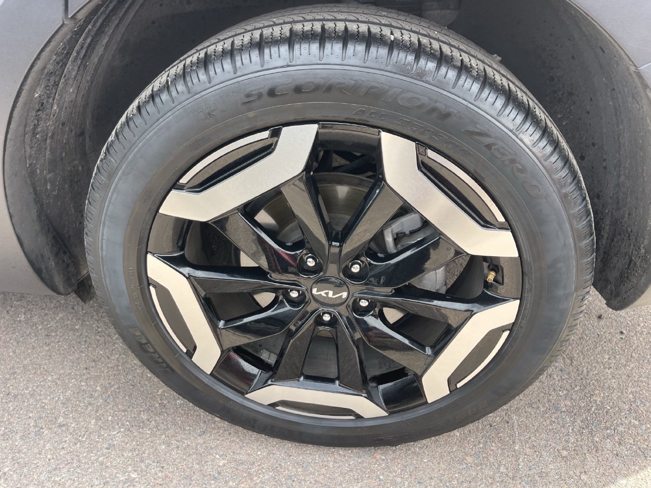 Certified 2025 Kia Telluride EX w/ EX Captain's Chair Package FWD image 5