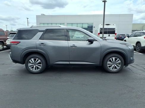 Used 2025 Nissan Pathfinder SL AWD/4WD image 29