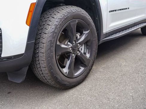Used 2023 Jeep Grand Cherokee L Limited w/ Black Appearance Package image 7