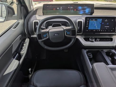 Used 2025 Ford Expedition Active AWD/4WD image 24