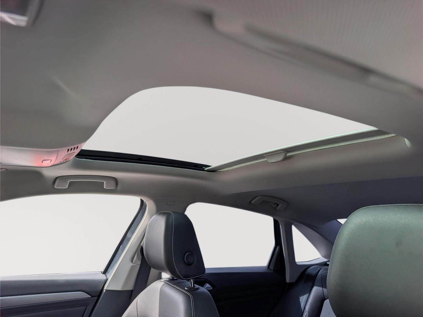 Used 2023 Volkswagen Jetta SE w/ Panoramic Sunroof Package FWD image 30