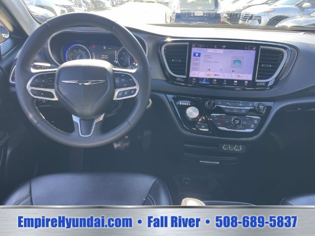 Used 2025 Chrysler Pacifica Select FWD image 14