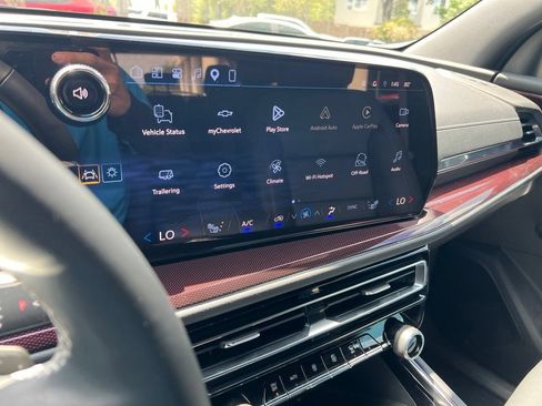 Used 2025 Chevrolet Traverse Z71 AWD/4WD image 18