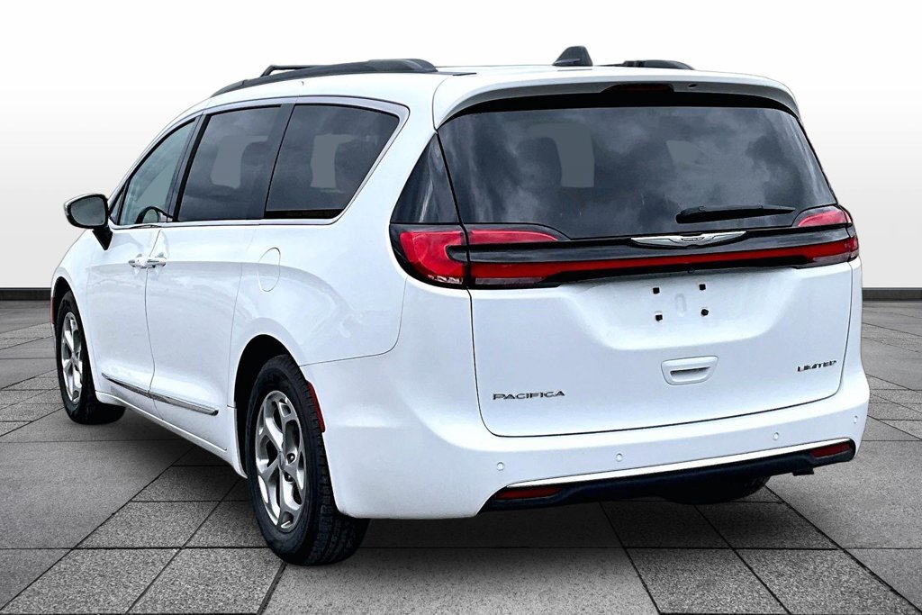 Used 2023 Chrysler Pacifica Limited FWD image 11