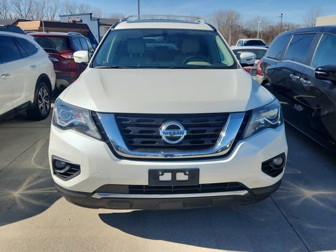 Used 2017 Nissan Pathfinder Platinum image 2