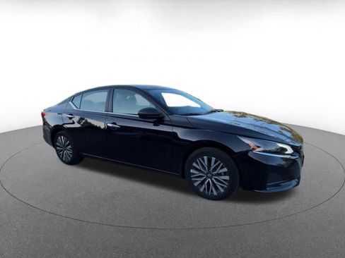 Used 2025 Nissan Altima 2.5 SV FWD image 2