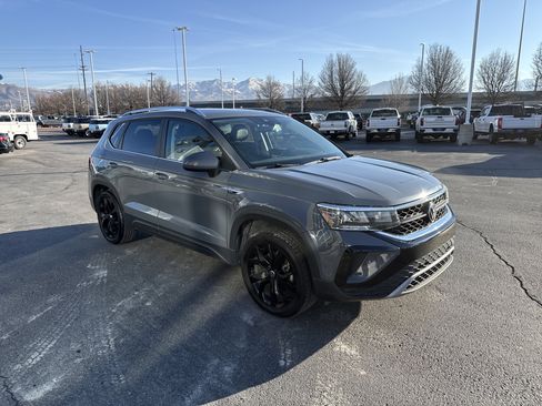 Used 2023 Volkswagen Taos SE w/ Panoramic Sunroof Package image 7