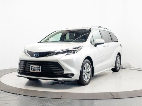Certified 2025 Toyota Sienna XLE AWD/4WD image 3