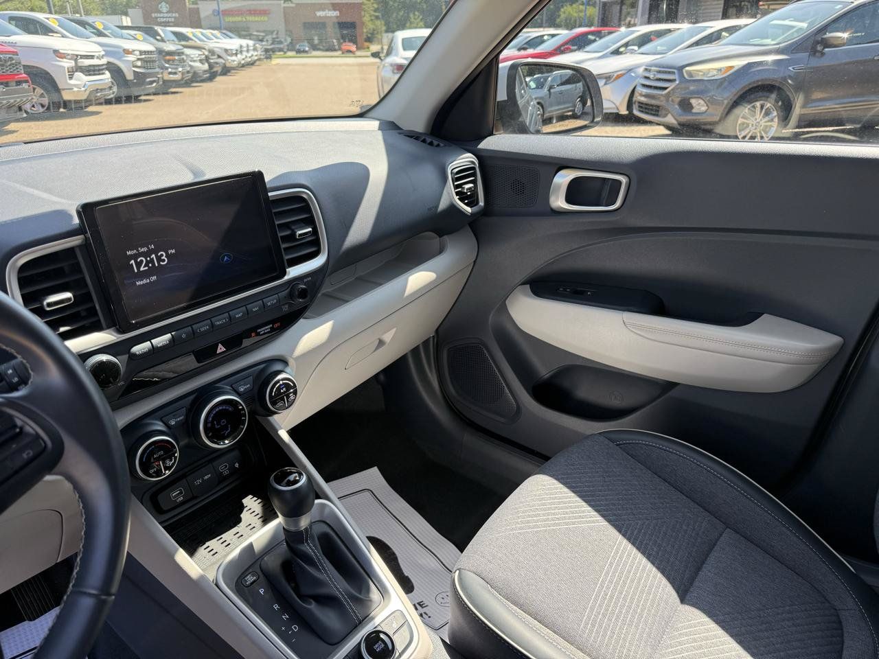 Used 2025 Hyundai Venue Limited FWD image 9