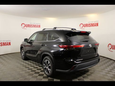 Used 2023 Toyota Highlander XLE AWD/4WD image 6