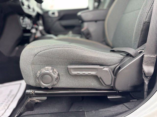 Used 2025 Jeep Gladiator Sport AWD/4WD image 8