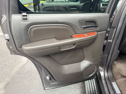 Used 2011 Cadillac Escalade Premium image 19