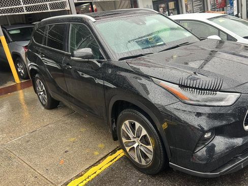 Used 2023 Toyota Highlander XLE image 4