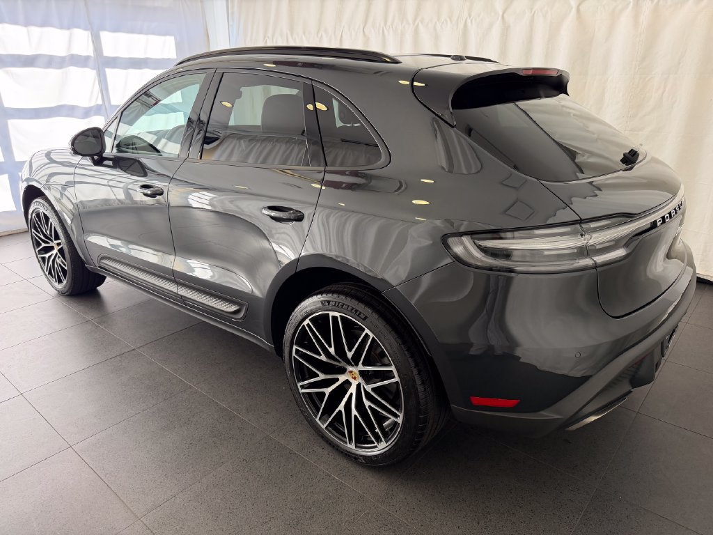Certified 2026 Porsche Macan AWD/4WD image 3