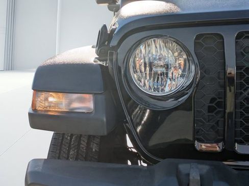 Used 2022 Jeep Gladiator Sport image 23