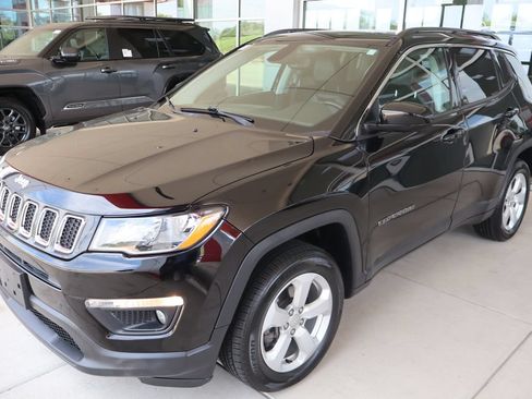 Used 2018 Jeep Compass Latitude AWD/4WD image 3
