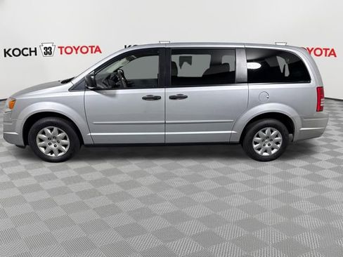 Used 2008 Chrysler Town & Country LX FWD image 4