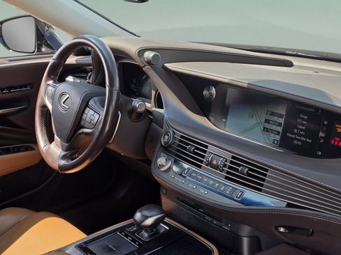 Used 2018 Lexus LS 500 w/ Accessory Package (Z2) image 31