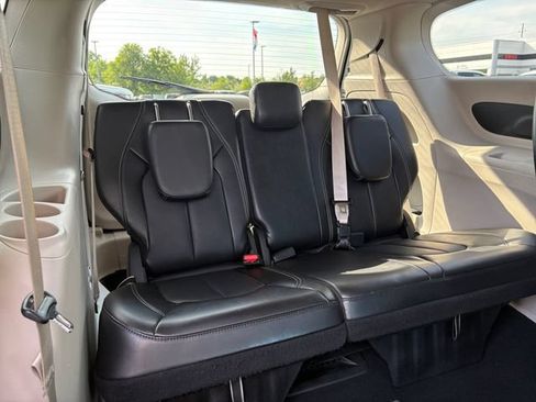 Used 2024 Chrysler Pacifica Touring-L FWD image 16
