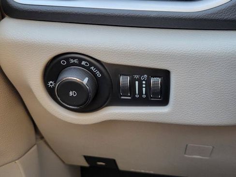 Used 2024 Chrysler Pacifica Touring-L FWD image 14