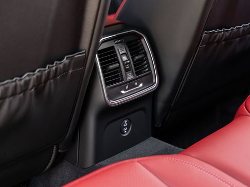 Certified 2025 Porsche Macan AWD/4WD image 36