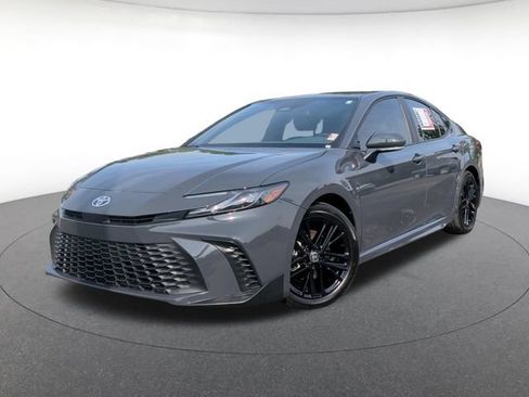 Used 2025 Toyota Camry SE FWD image 1
