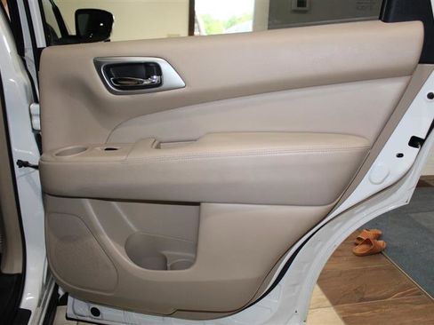 Used 2017 Nissan Pathfinder Platinum w/ Family Entertainment Package image 38