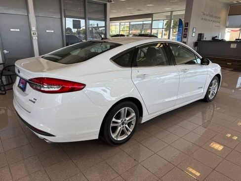 Used 2018 Ford Fusion SE w/ Equipment Group 602A FWD image 3