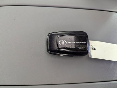 Used 2022 Toyota Highlander XLE image 29