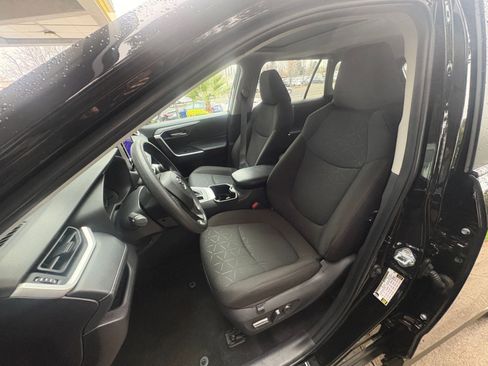 Used 2025 Toyota RAV4 XLE image 38