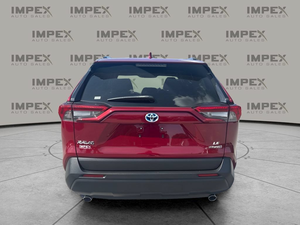 Used 2022 Toyota RAV4 LE AWD/4WD image 4