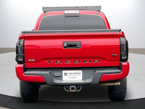 Used 2017 Toyota Tacoma TRD Off-Road AWD/4WD image 8