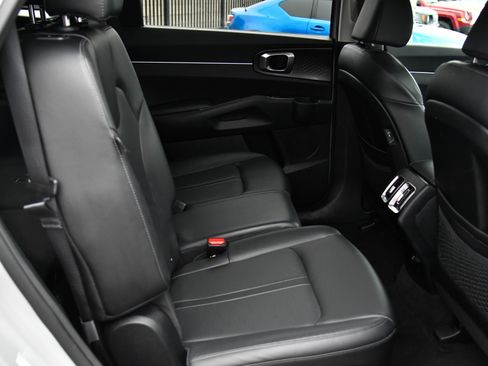 Used 2025 Kia Sorento S image 50