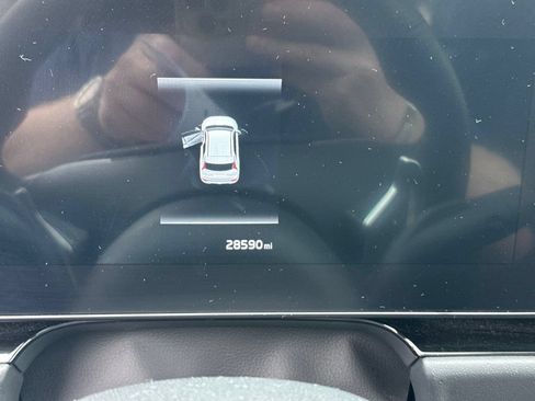 Used 2023 Kia Niro EX Touring FWD image 2