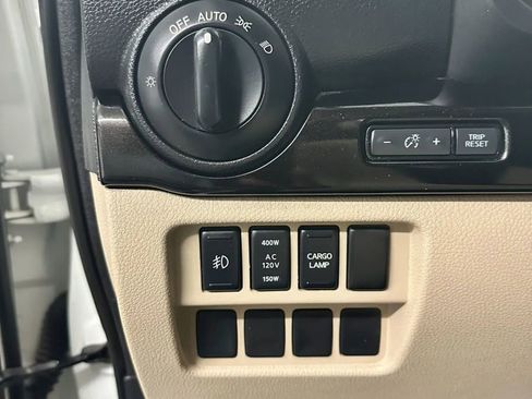 Used 2018 Nissan Titan SV w/ SV Convenience Package AWD/4WD image 19