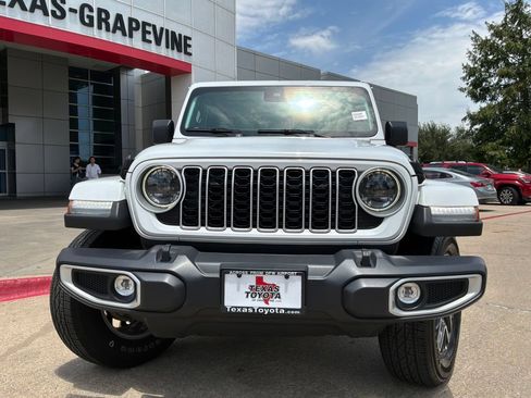 Used 2025 Jeep Wrangler Unlimited Sahara AWD/4WD image 3