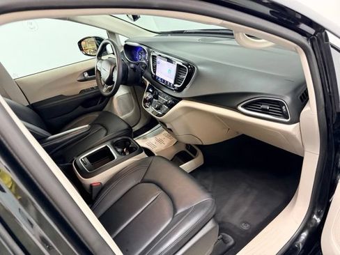 Used 2024 Chrysler Pacifica Touring-L FWD image 34