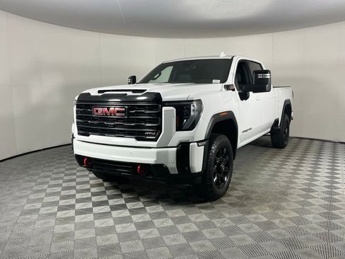 Used 2025 GMC Sierra 2500 AT4 image 4