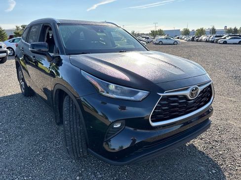 Used 2021 Toyota Highlander XLE AWD/4WD image 12